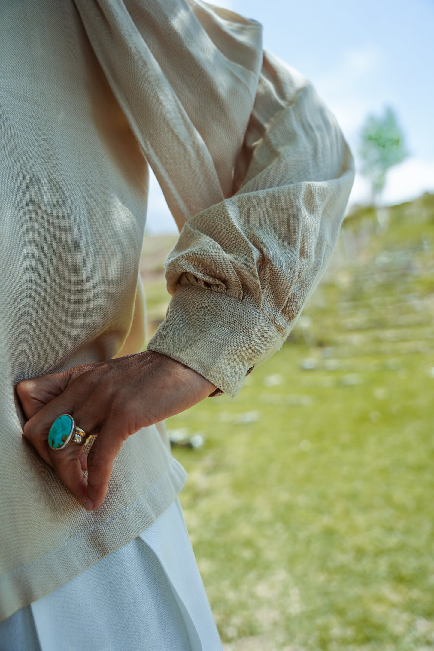 L.02 Lightweight Unisex Victorian Shirt with Relaxed Fit and Elegant Full Sleeves