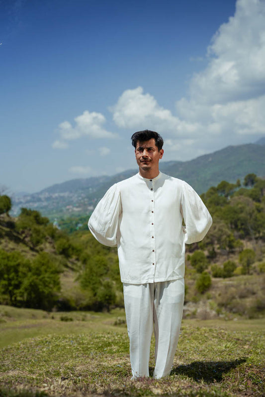 L.02 Lightweight Unisex Victorian Shirt with Relaxed Fit and Elegant Full Sleeves